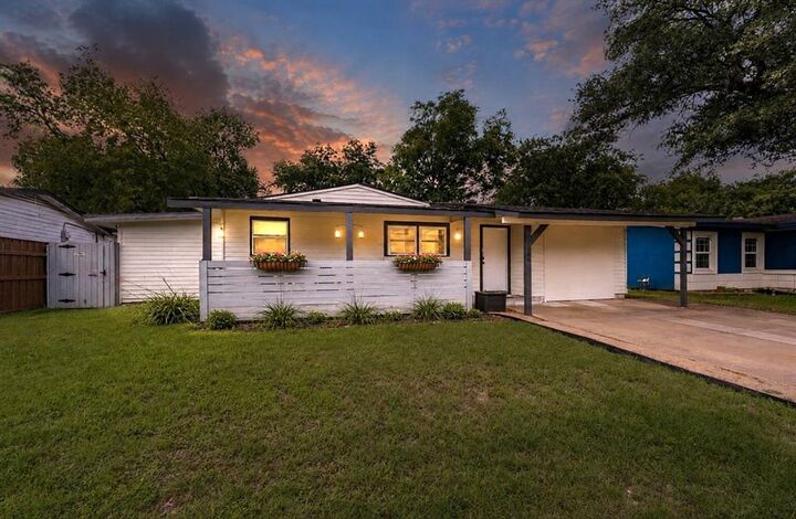 Property Photo: 1306 E Lovers Lane TX 76010