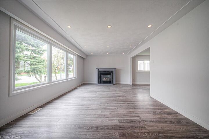Property Photo:  2300 Fountain Street N  ON N3H 4R7 