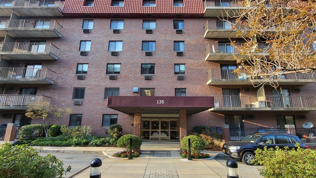 Property Photo:  135 Pleasant St 202  MA 02446 