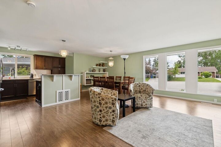 Property Photo: 28 Cantrell Bay SW AB T2W 2C2