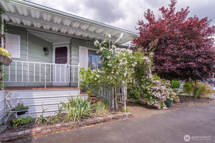 Property Photo: 1121 244th Street SW 19 WA 98021