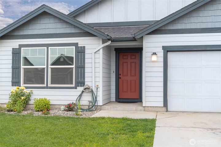 Property Photo:  725  L St  NE  WA 98848 