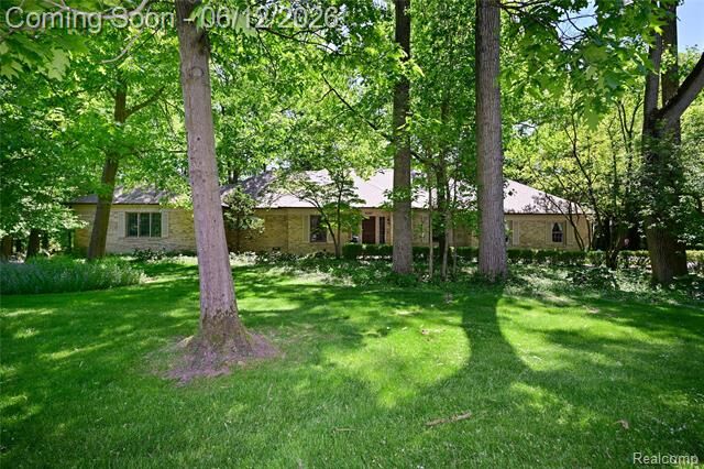 Property Photo: 5684 Sussex Court MI 48098