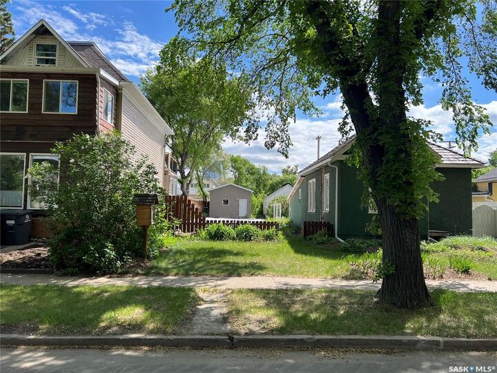 Property Photo:  432 D Avenue S  SK S7M 1R4 