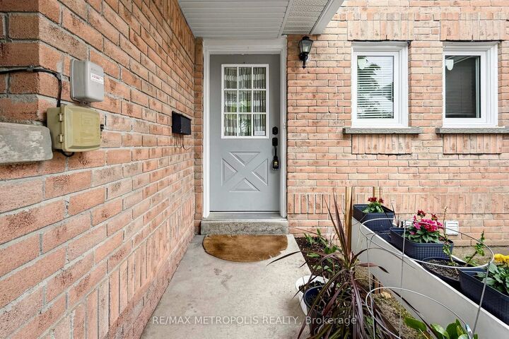 Property Photo: 62 Brisbane Court ON L6R 1V4