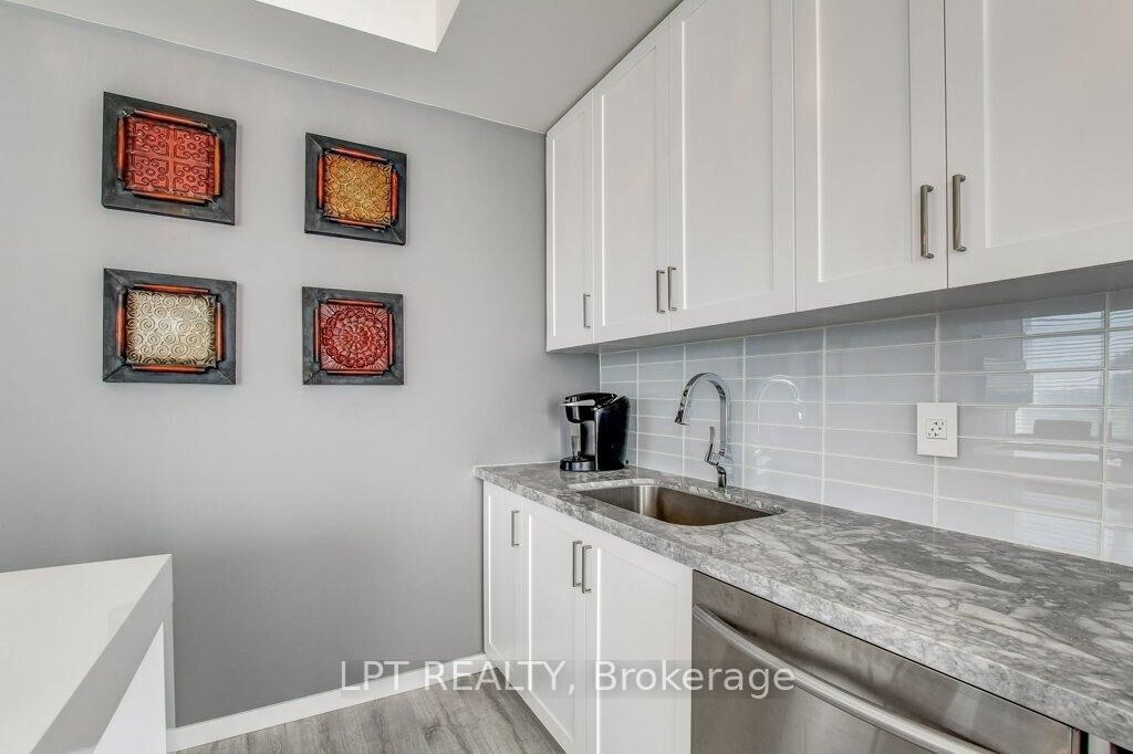 Property Photo: 300 Alex Gardner Circle 64 ON L4G 3G5