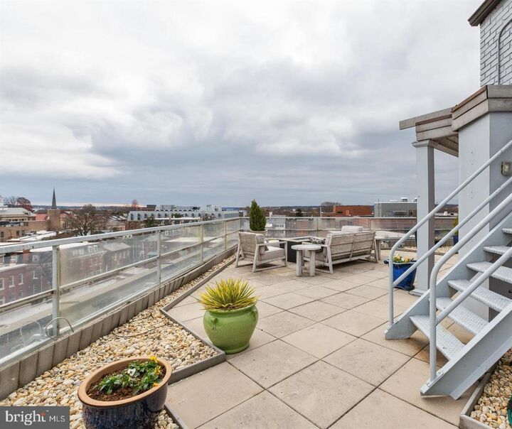Property Photo:  815 King Street 5B  VA 22314 