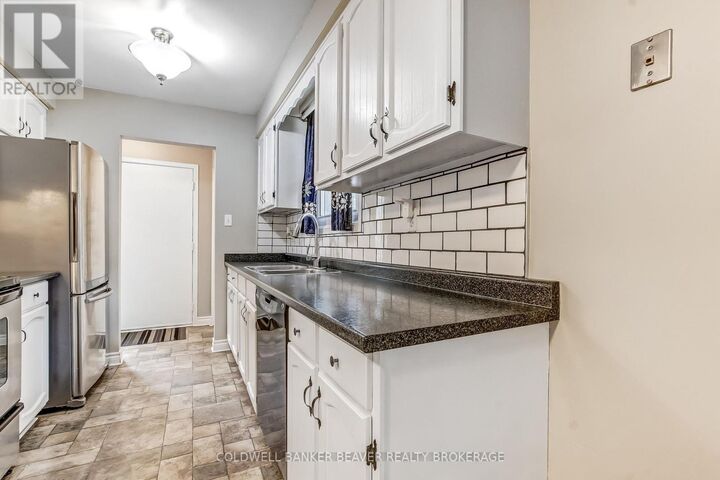 Property Photo:  39 South Edgeware Road South  ON N5P 2H5 