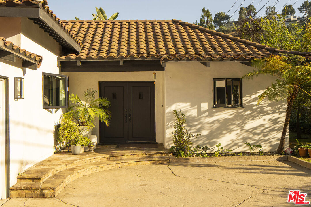 Property Photo: 2630 Laurel Pass CA 90046