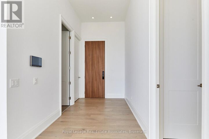 Property Photo:  21 Park Street East 1803  ON L5G 0C2 