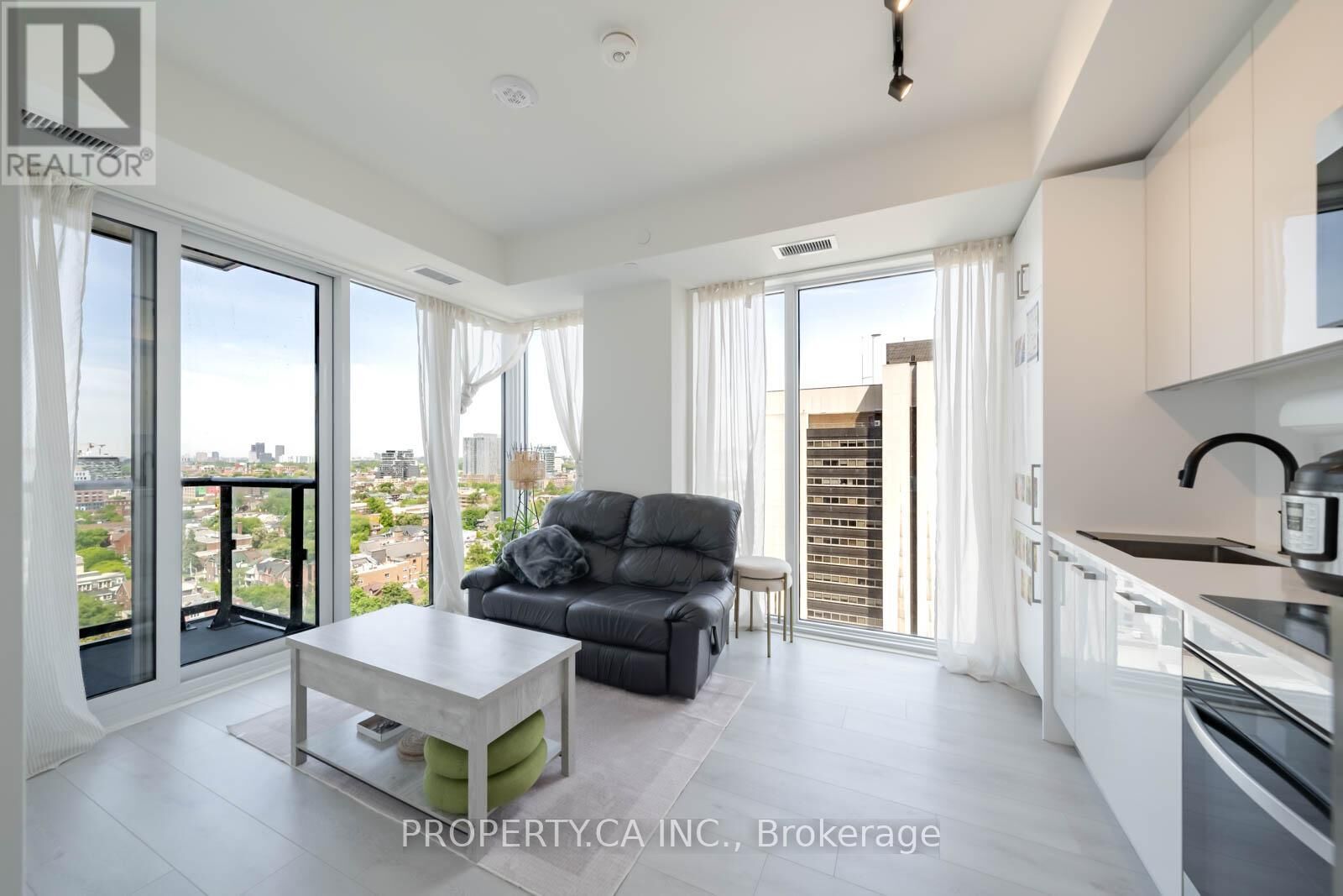 Property Photo:  280 Dundas Street West 1702  ON M5T 0E3 