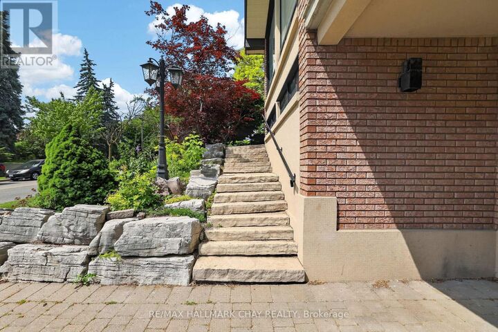 Property Photo:  80 Beaumonde Heights Drive Upper  ON M9V 1V9 