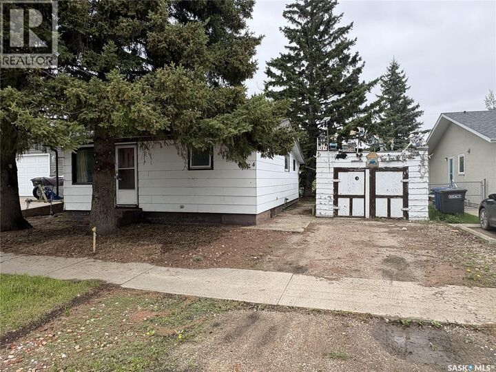 Property Photo: 124 10th Street SK S0K 2A0