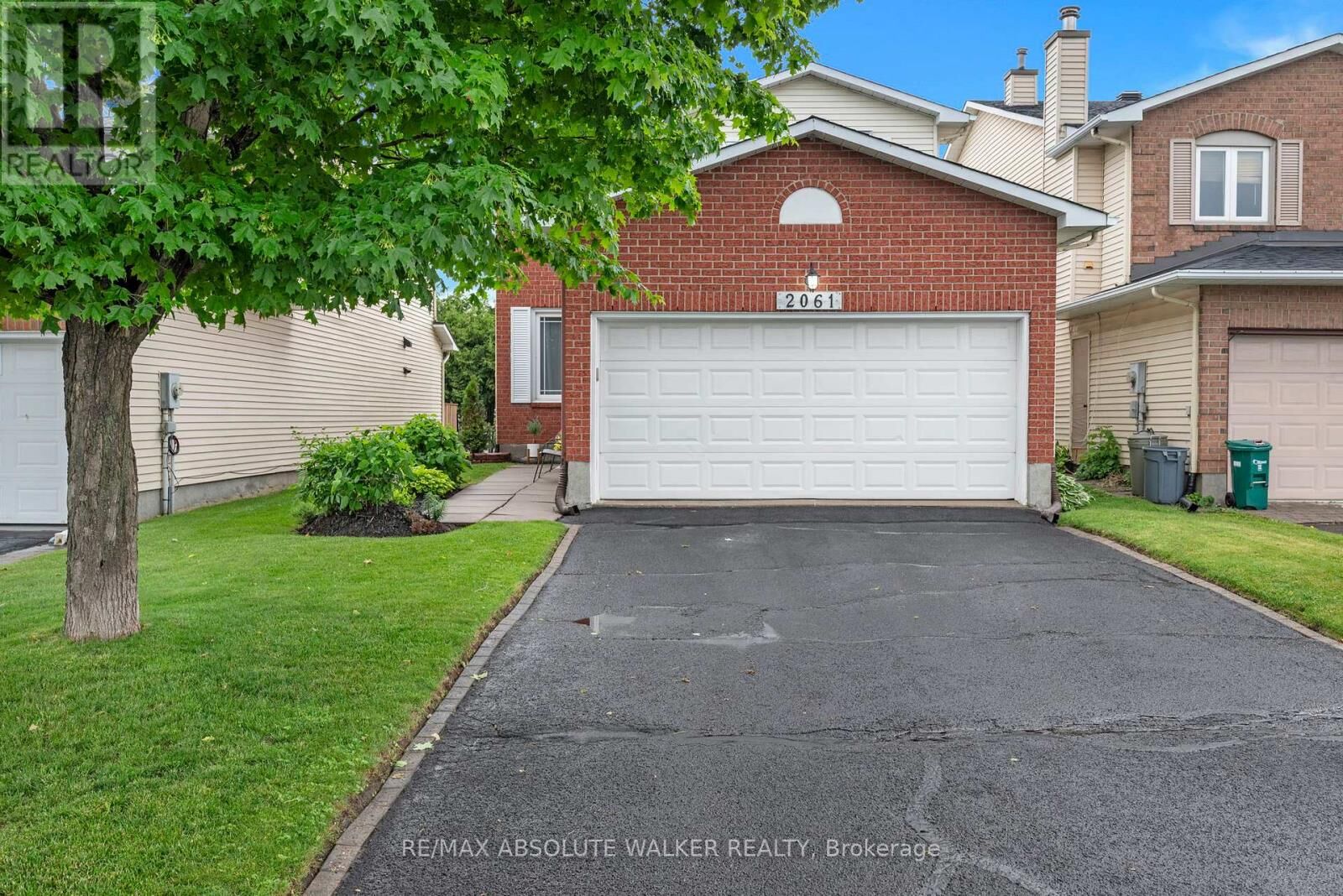 Property Photo:  2061 Legrand Crescent  ON K1E 3R1 