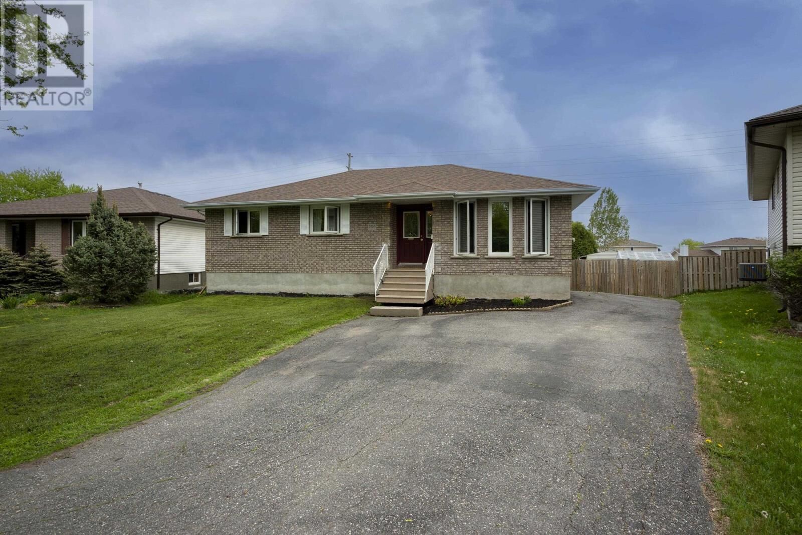 Property Photo:  205 Linden Ct  ON P7B 6R6 