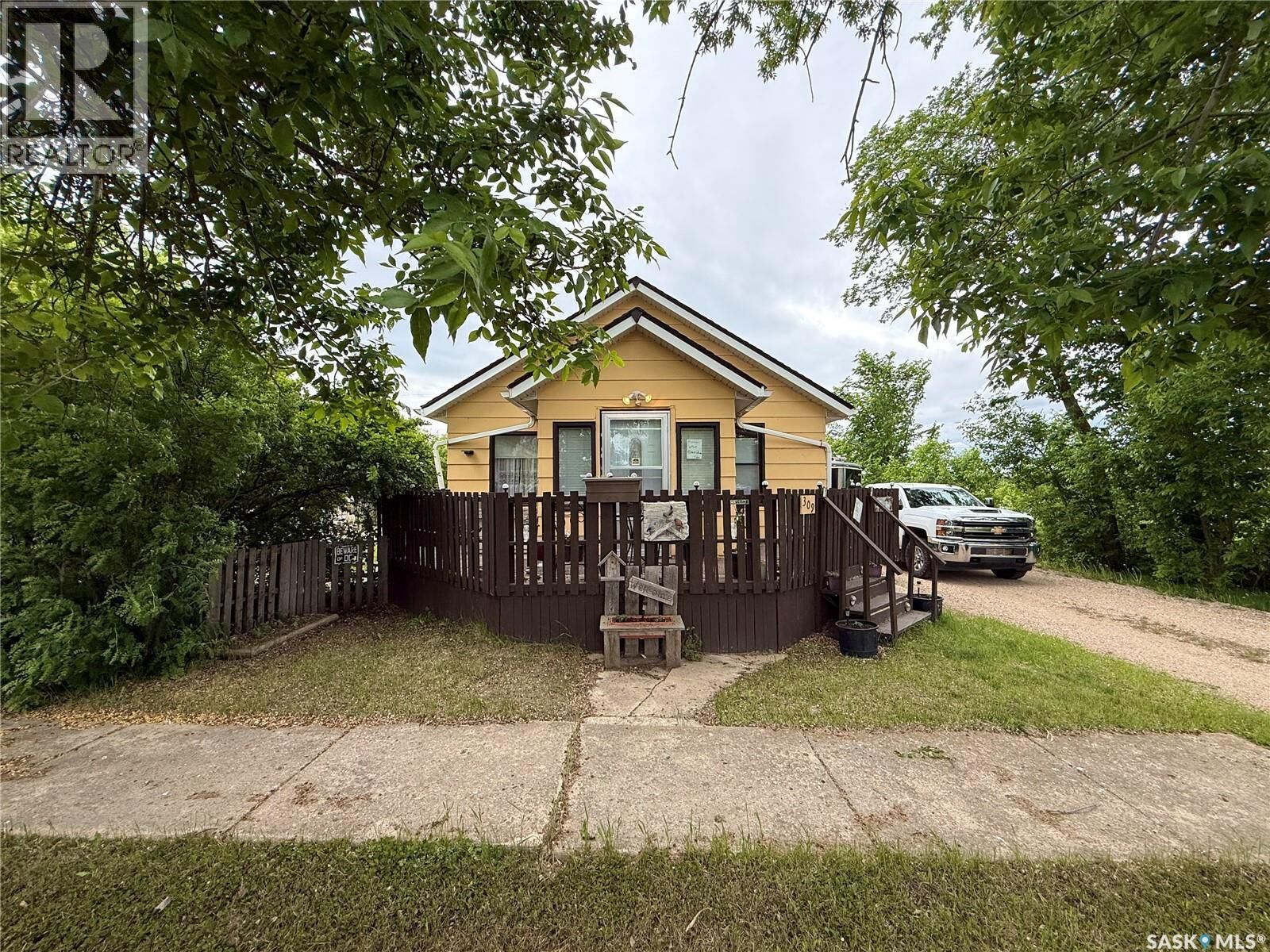 Property Photo:  309 Main Street  SK S0M 1T0 