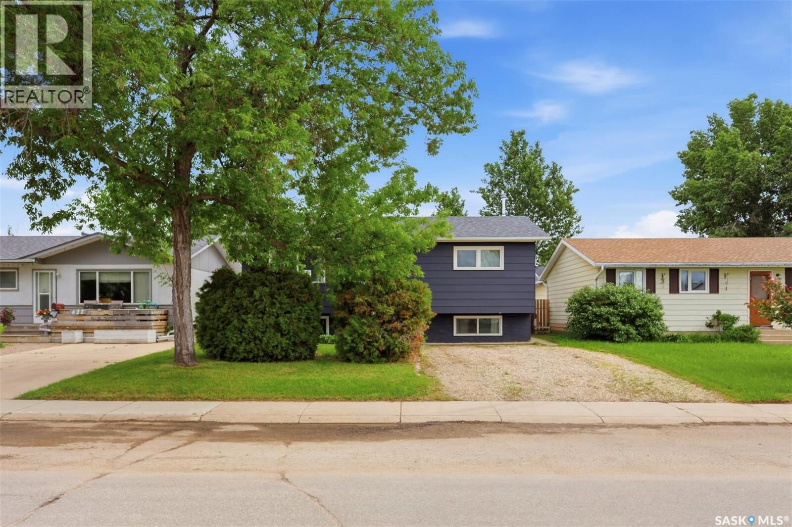 Property Photo: 418 Lisgar Avenue SK S7L 5G8
