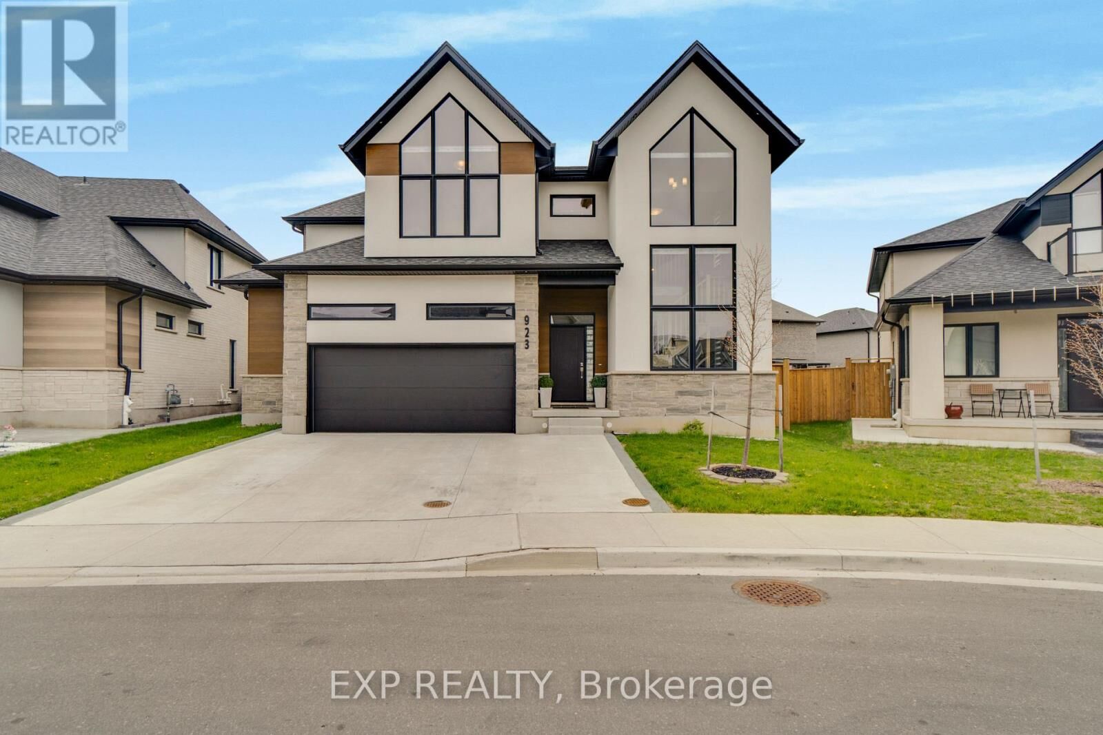 Property Photo: 923 Stonecliffe Walk 5 ON N2P 0K5