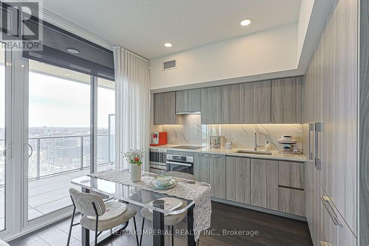 Property Photo:  1 Concord Cityplace Way 3510  ON M5V 0X3 