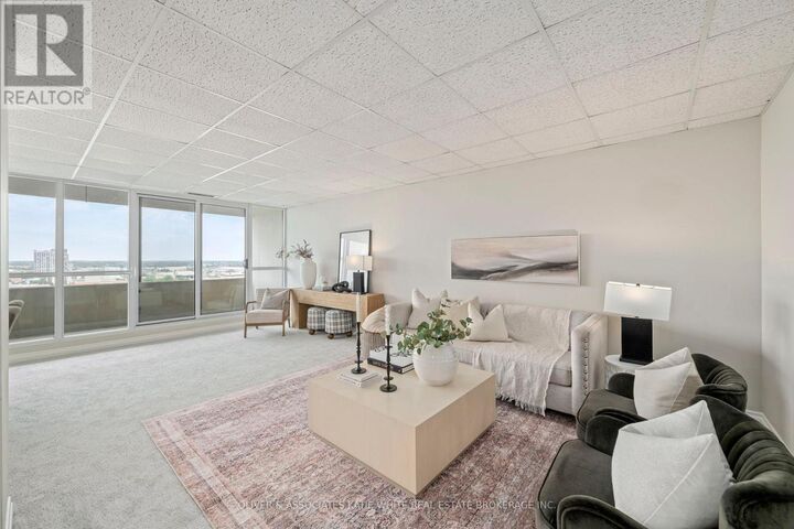 Property Photo:  389 Dundas Street 1901  ON N6B 3L5 