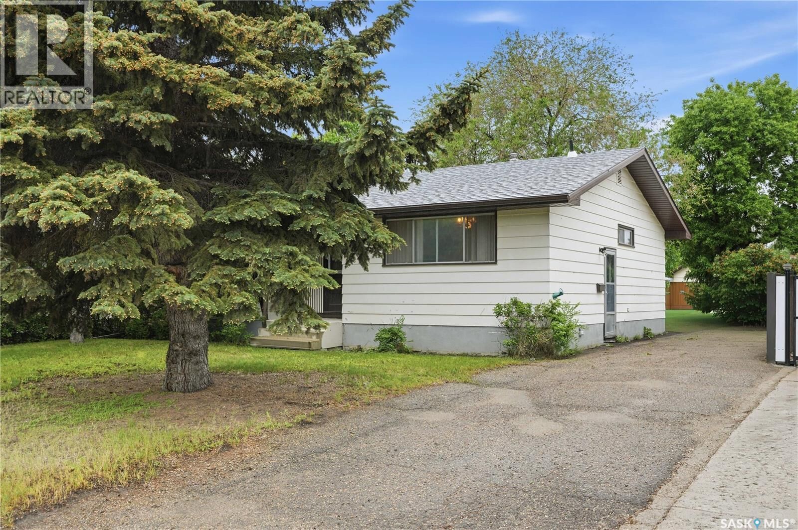 Property Photo: 1922 Richardson Road SK S7L 0C4