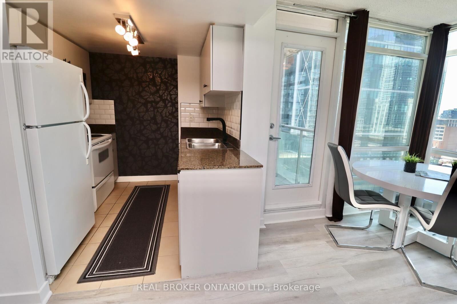 Property Photo:  397 Front Street North 1806  ON M5V 3S1 