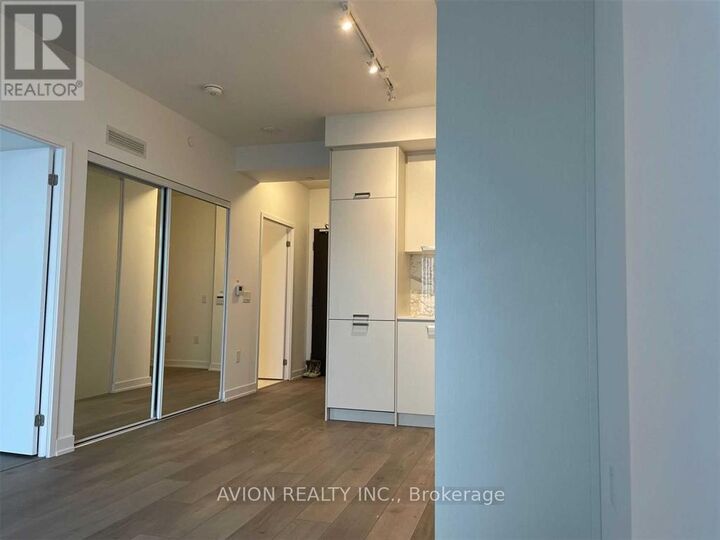 Property Photo:  10 Honeycrisp Crescent 1615  ON L4K 0M7 