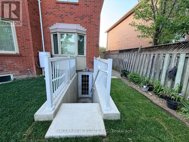Property Photo:  1683 Moongate Crescent Lower  ON L5M 4T2 