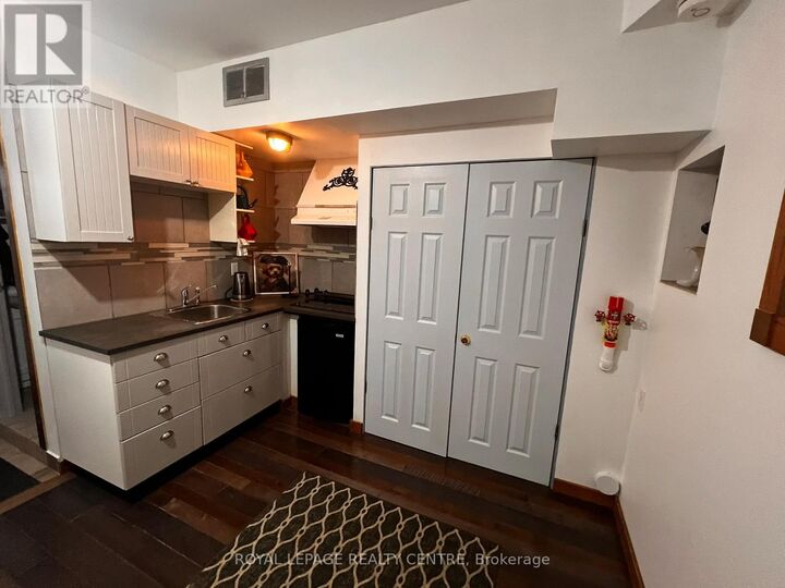 Property Photo: 745 Lakeshore Road East B ON L5E 1C6