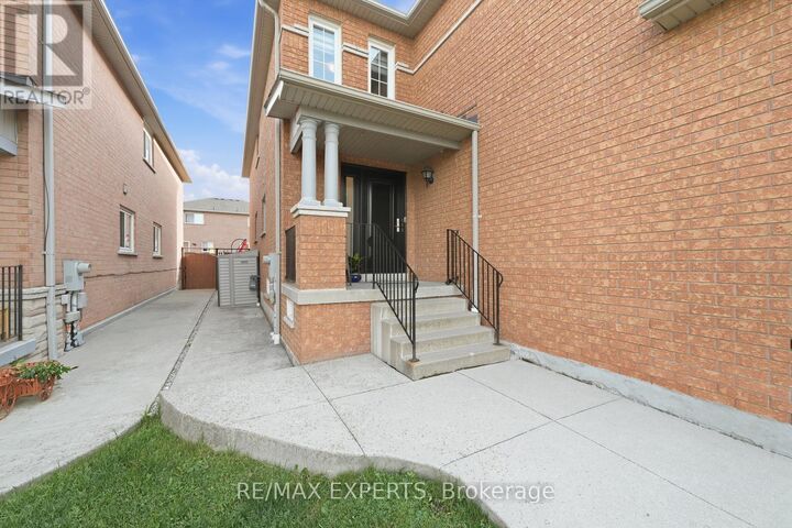 Property Photo:  3138 Wheatstone Avenue  ON L5B 4J1 