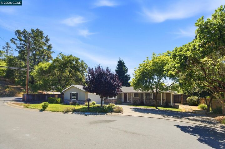 Property Photo:  7 El Corte  CA 94563 