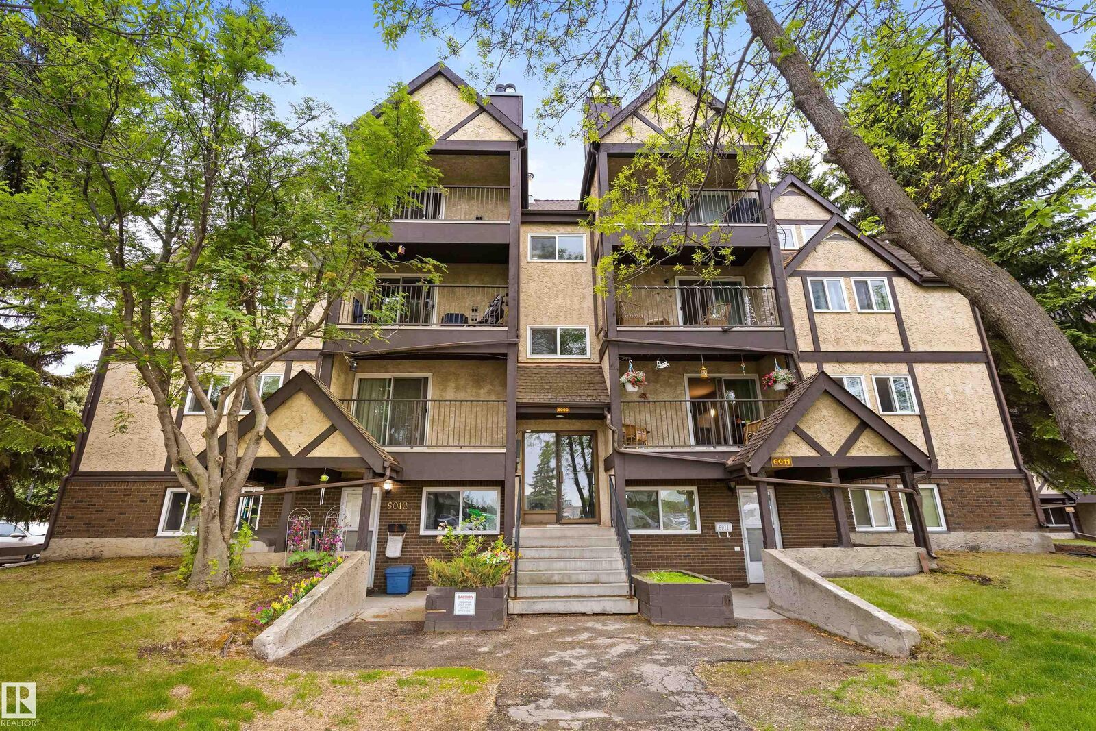 Property Photo: 6011 Tudor Glen AB T8N 3V4
