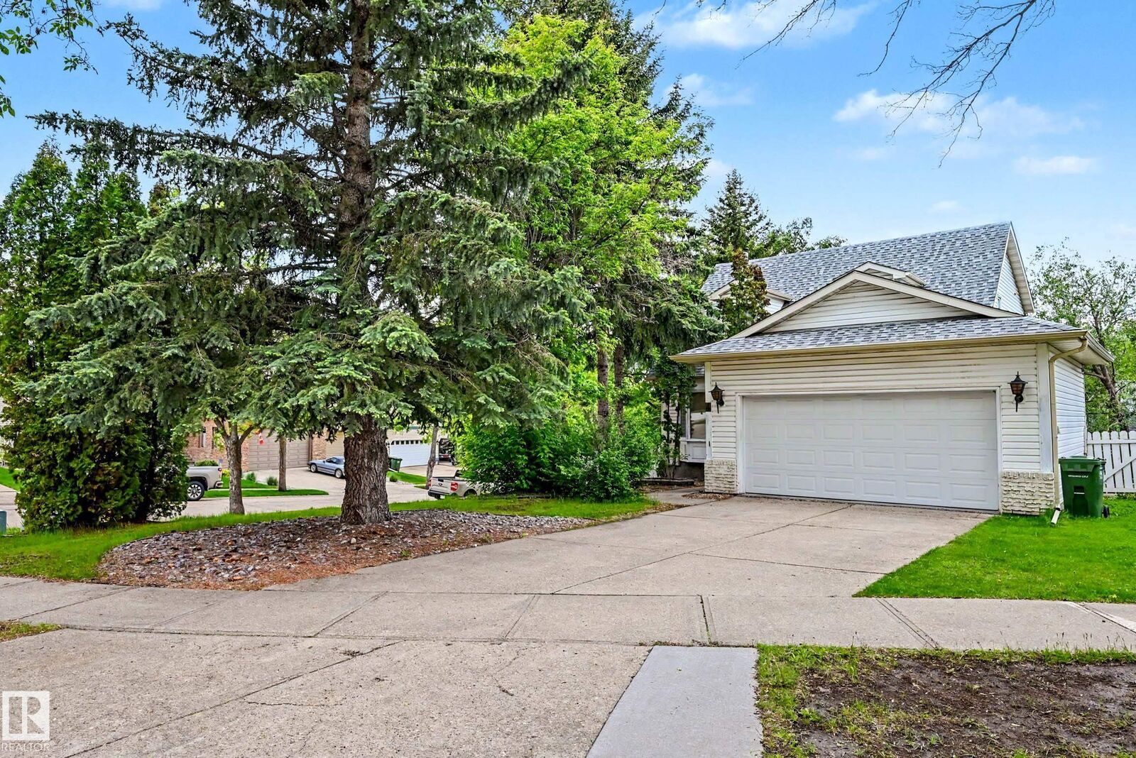 Property Photo:  4 Windermere Crescent  AB T8N 3S5 