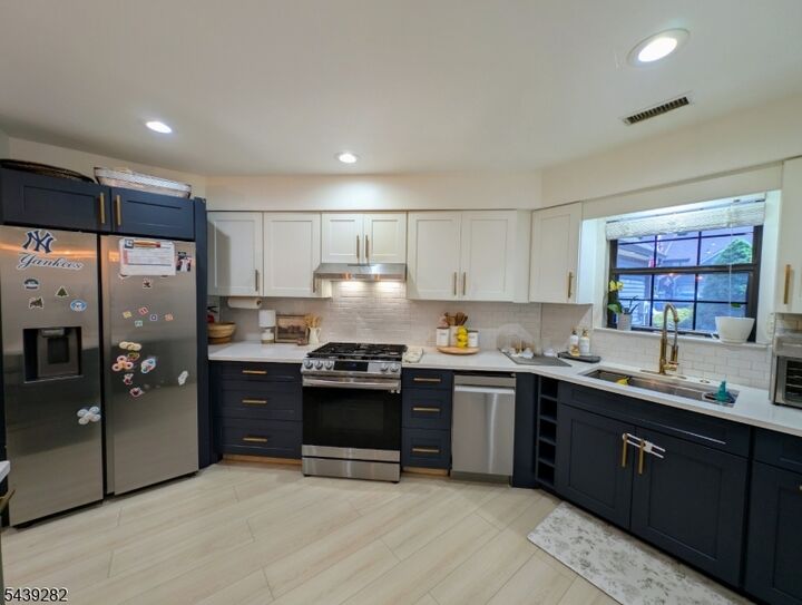Property Photo:  20 Quincy Ln C  NJ 07480 