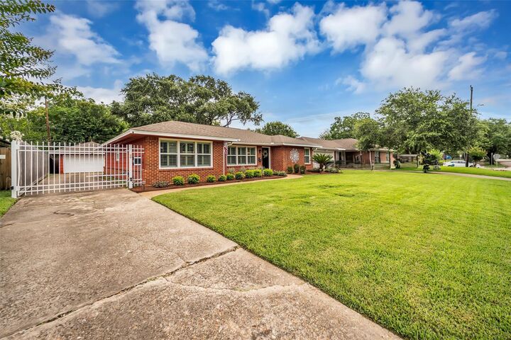 Property Photo: 4706 Tonawanda Drive TX 77035