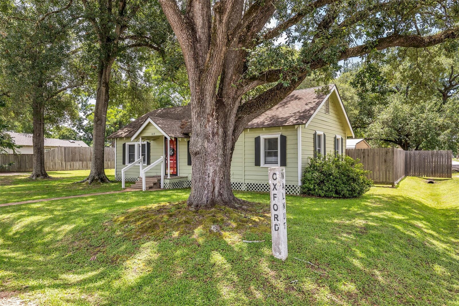 Property Photo: 109 Oxford Street TX 77375