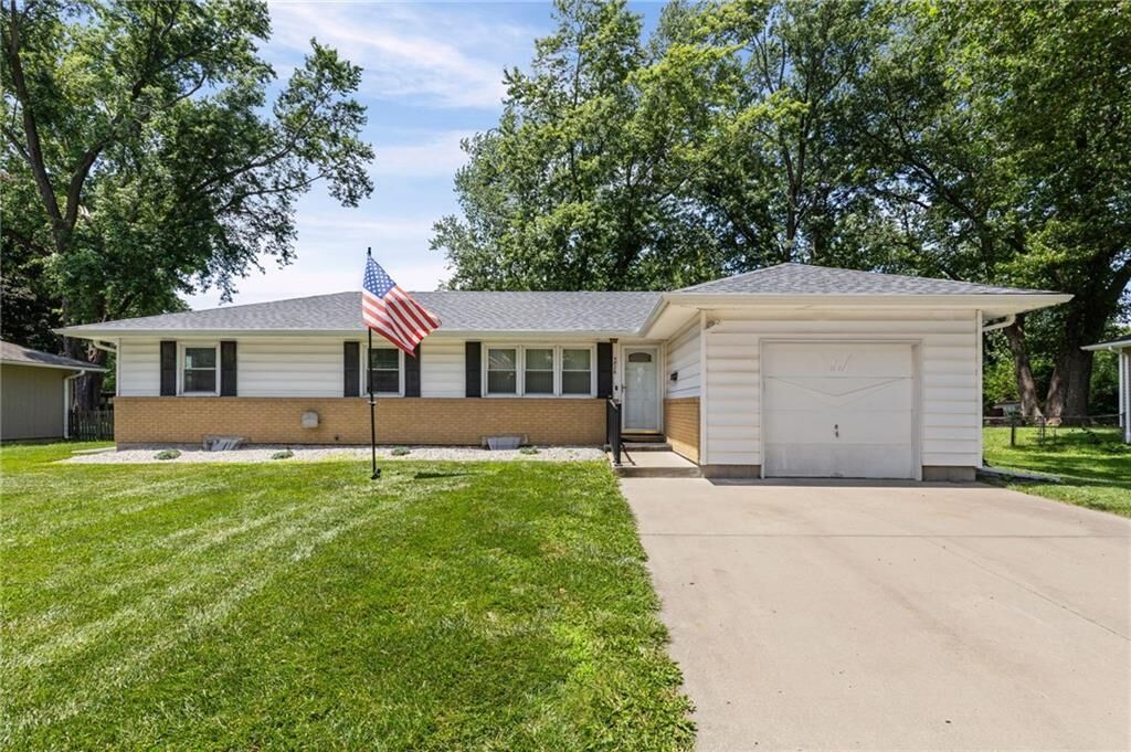 Property Photo: 4826 Stearns Lane KS 66203