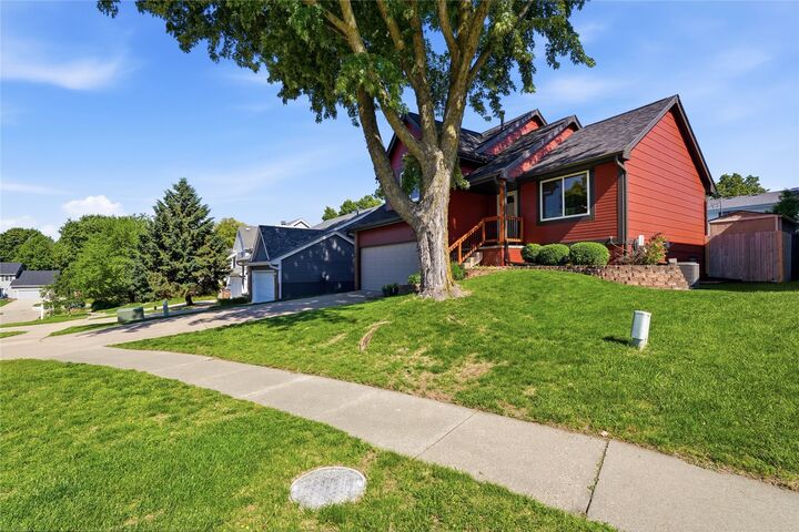 Property Photo: 5313 Meadow Place IA 50266