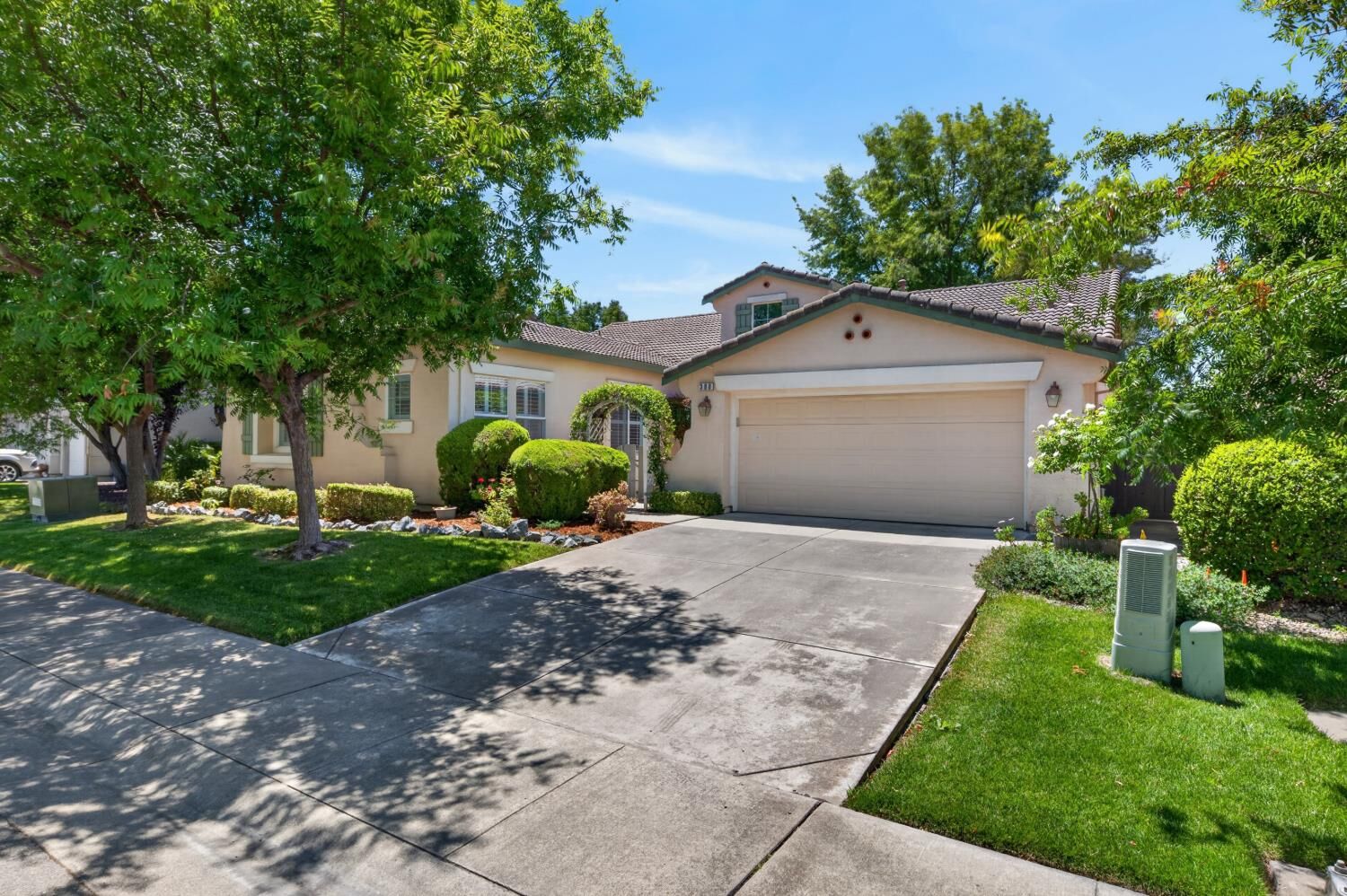 Property Photo: 380 Lyman Circle CA 95835