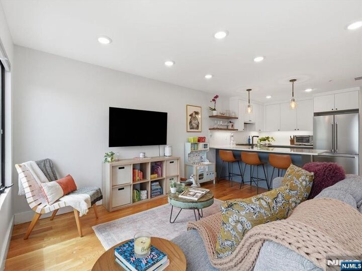Property Photo:  22 Lincoln Street 3  NJ 07307 