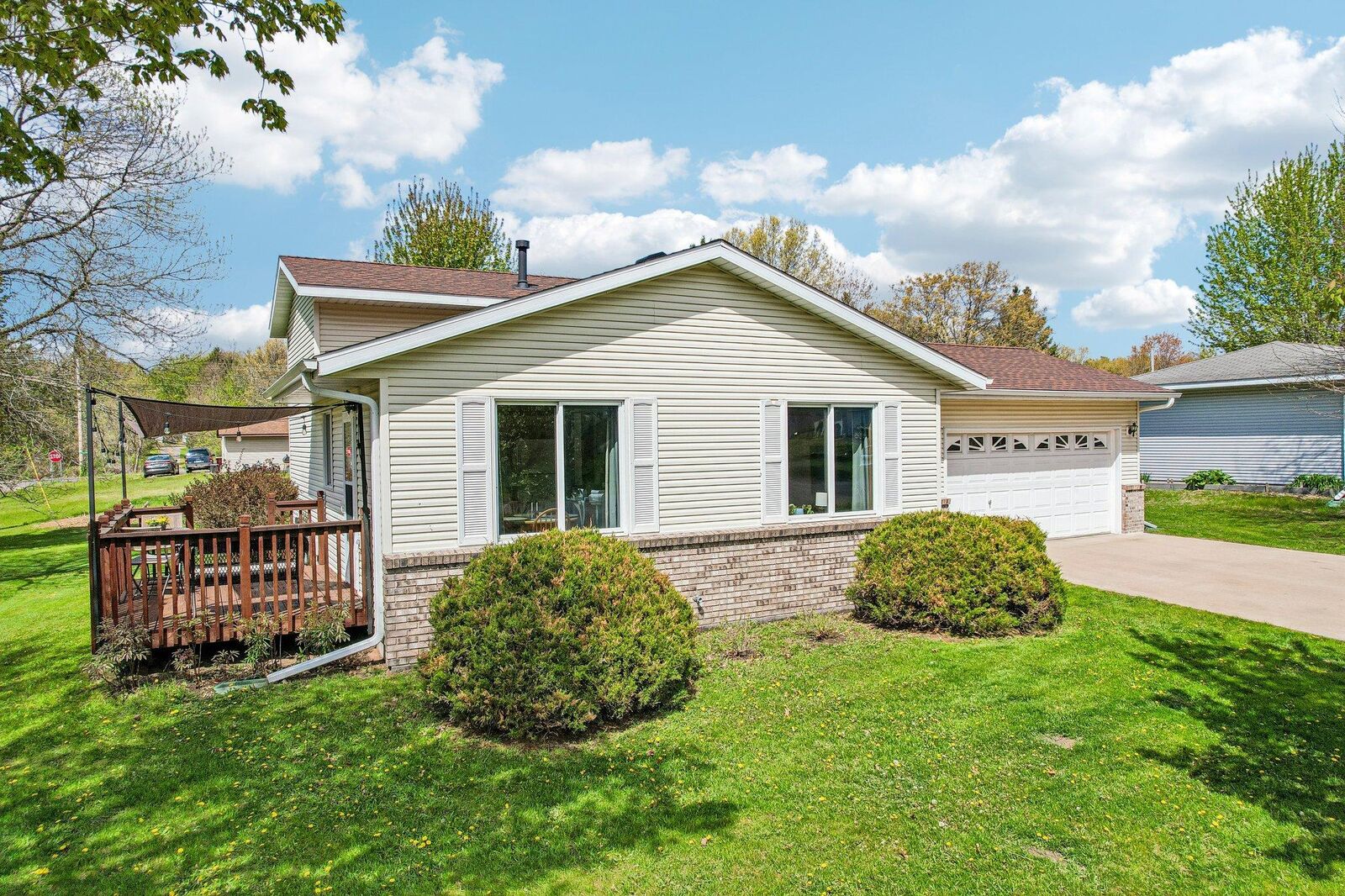 Property Photo: 931 Chestnut Street MN 55084