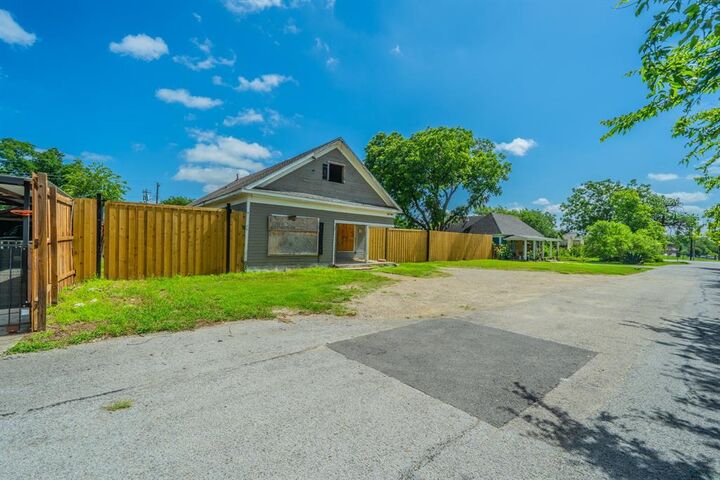Property Photo: 122 W Grand Prairie Road TX 75051