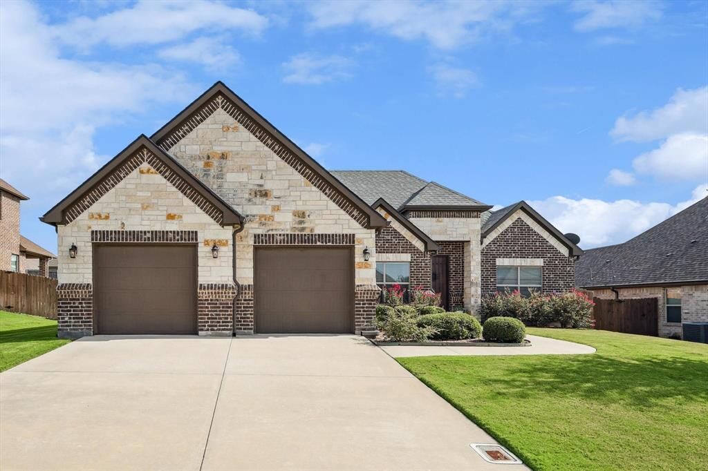 Property Photo: 707 Chaparral Road TX 76266