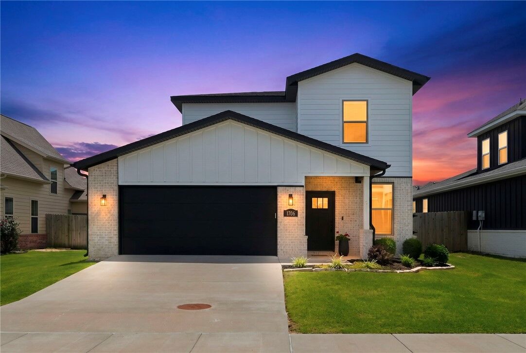 Property Photo:  1706 W Broadway Place  AR 72758 