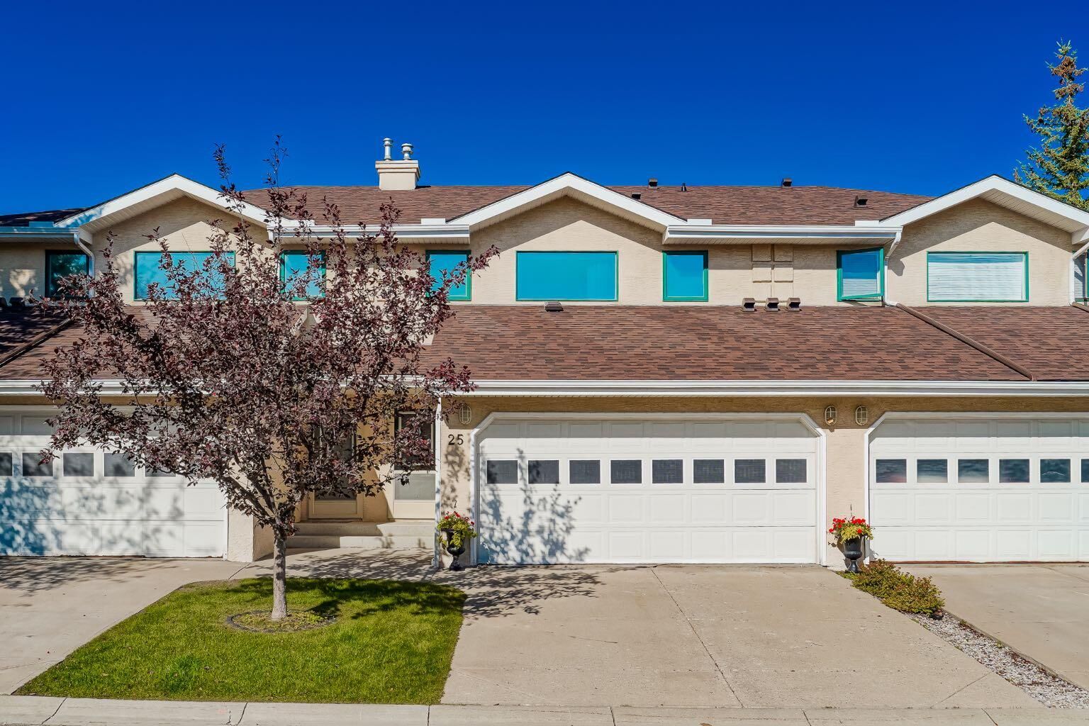 Property Photo: 200 Sandstone Drive NW 25 AB T3K 4N7