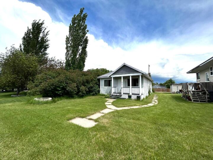 Property Photo: 517 Iris Street AB T0J 2W0