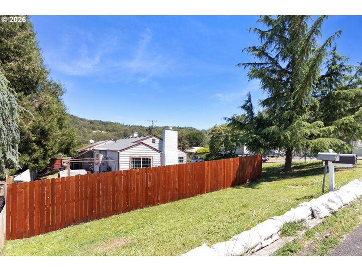 Property Photo: 1620 NE Winter St OR 97470