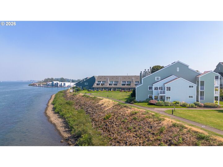 Property Photo:  129 N Hayden Bay Dr Bldg  F  OR 97217 