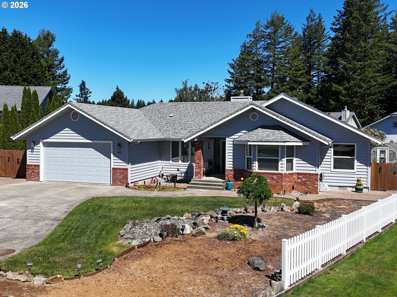 Property Photo: 961 Helen Ln OR 97415