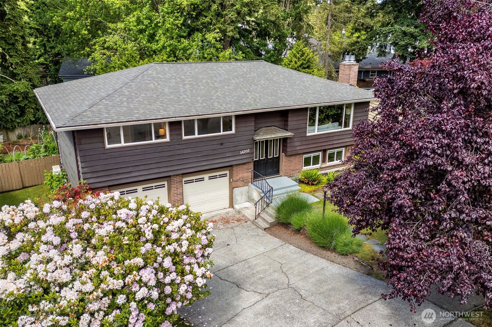 Property Photo:  14101  Phinney Avenue N  WA 98133 